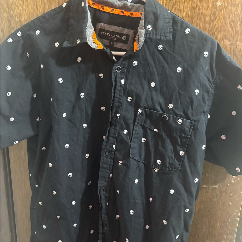 Free Planet Black Men's Shirt with Skull Pattern